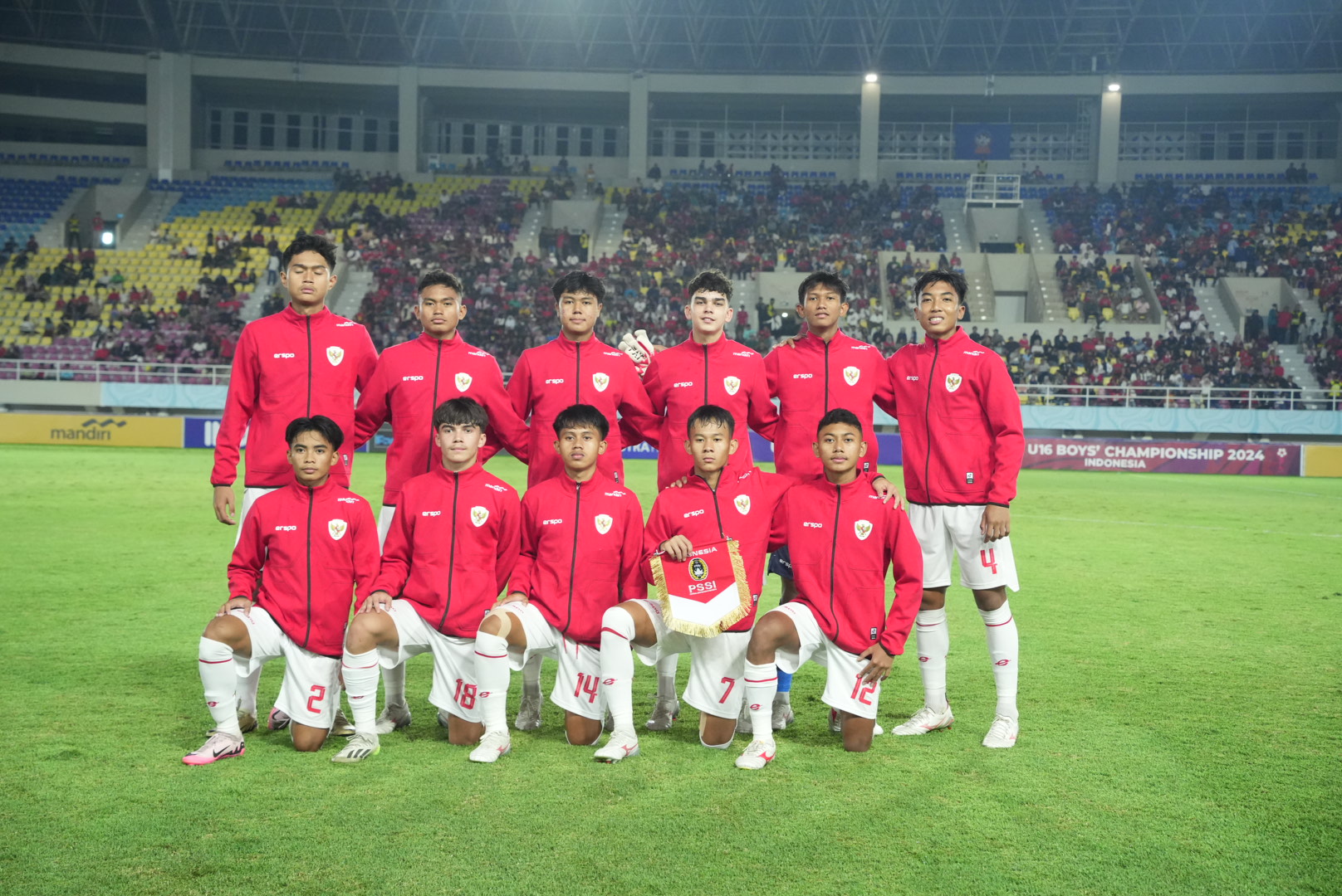 Matthew Baker (berdiri tiga dari kanan) saat jadi starter Timnas Indonesia U-16 melawan Laos di Stadion Manahan, 27 Juni.