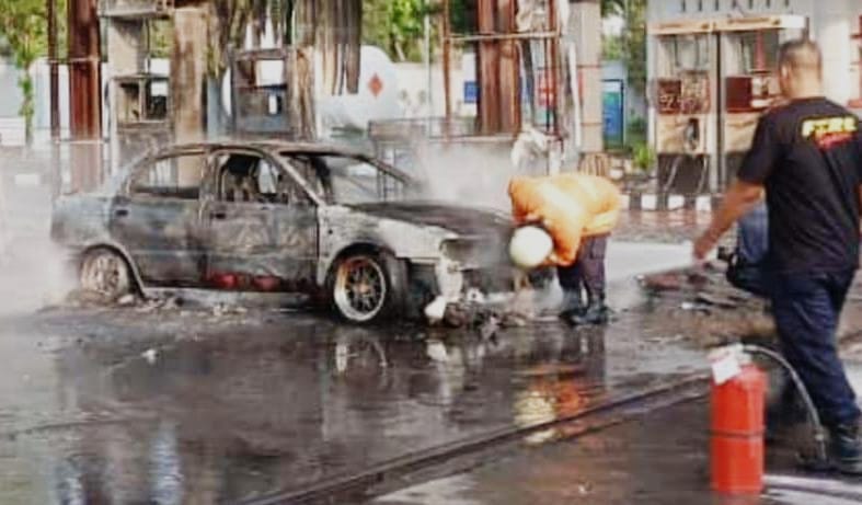 Kondisi mobil sedan yang terbakar di SPBU Matesih, Karanganyar, Minggu (30/6/2024). (Rudi Hartono/Radar Solo)