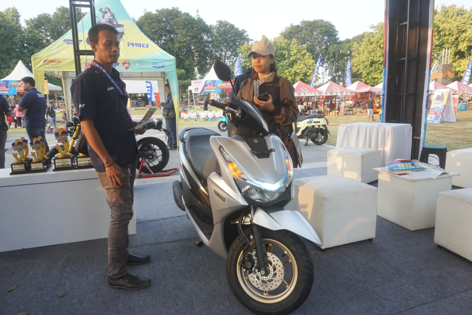 Pengunjung mengamati produk motor Yamaha generasi 125 di Yamaha Gallery di Alun-Alun Klaten.