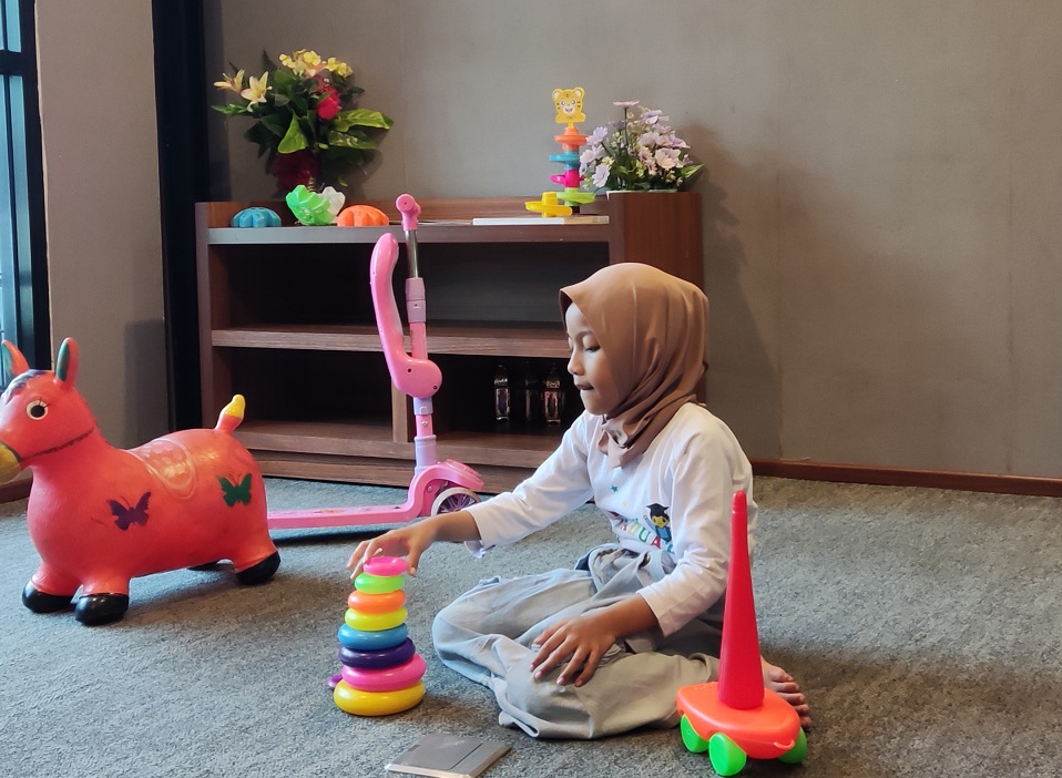 Kid Zone di Neo Gading Solo yang memberikan tempat khusus bagi anak untuk bermain dengan aman dan nyaman.