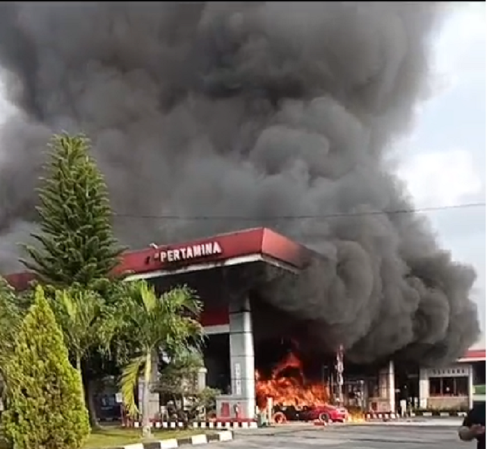 Kebakaran di SPBU Matesih Karanganyar. Tampak satu unit mobil ikut terbakar.