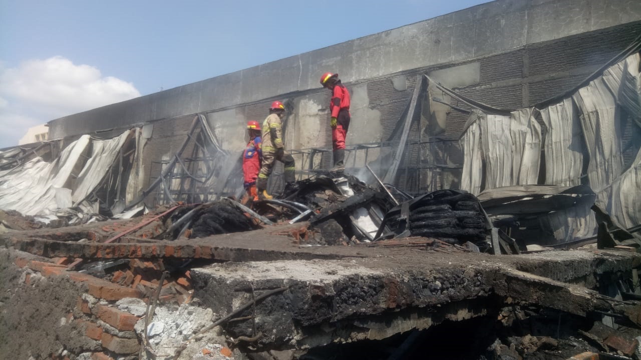 Damkar Sukoharjo mencoba memadamkan api di salah satu pabrik yang terbakar, belum lama ini.