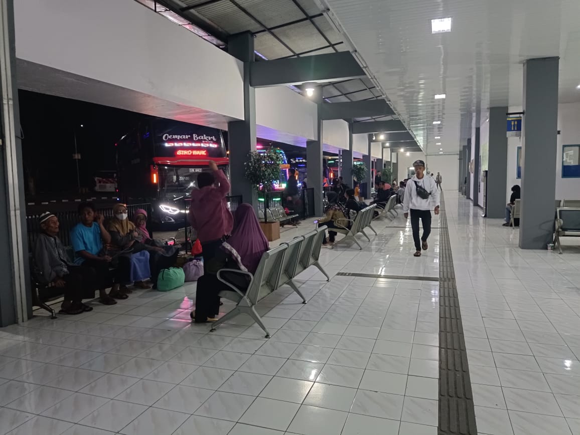 Calon penumpang menunggu bus di Terminal Tipe A Giri Adipura Wonogiri belum lama ini.