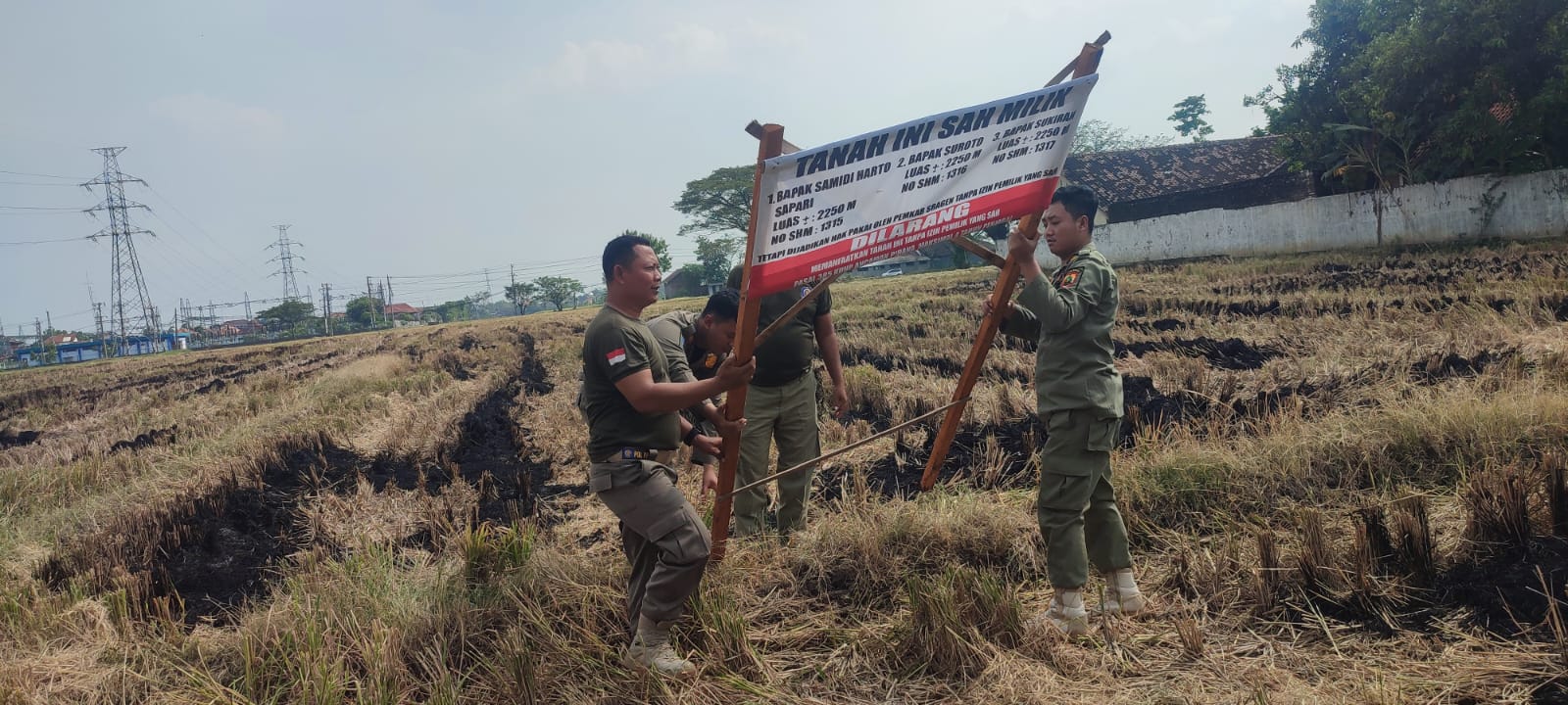 Satpol PP Sragen mencopot papan nama aset pemkab yang diklaim warga. (Ahmad Khairudin/Radar Solo)