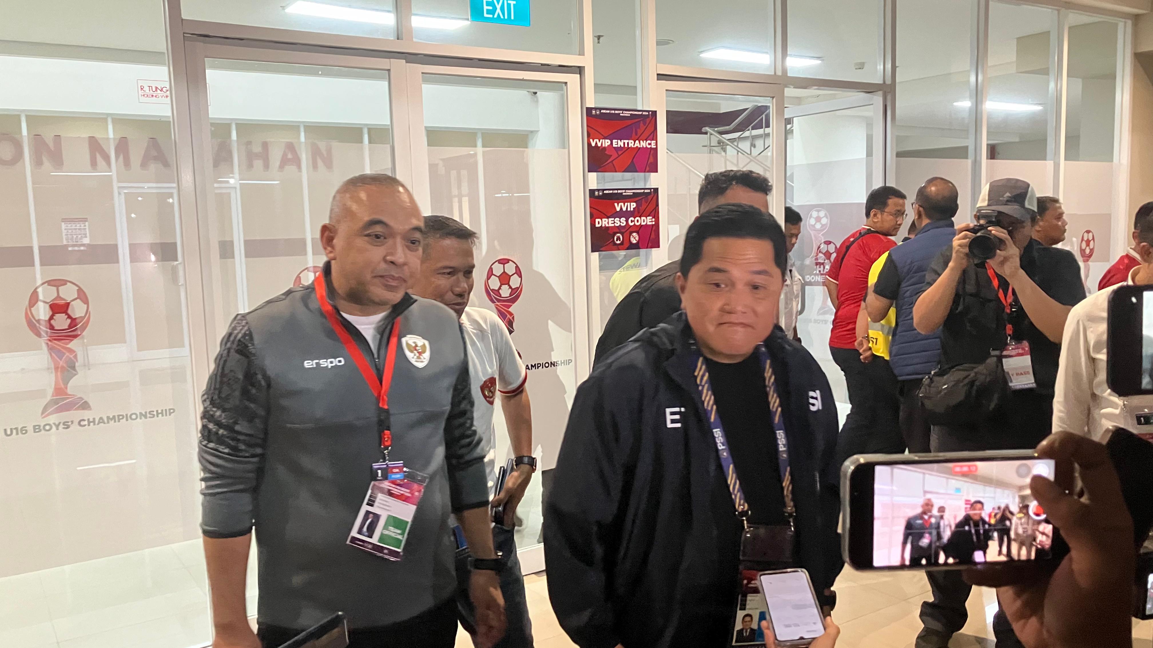 Ketum PSSI Erick Thohir usai laga semifinal Piala AFF U-16 2024 di Stadion Manahan, 1 Juli 2024.
