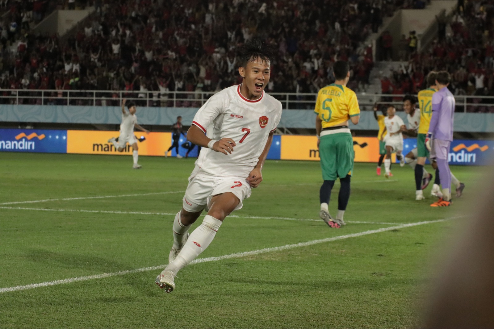 Selebrasi pemain Timnas Indonesia U-16 usai mencetak gol ke gawang Timnas Australia di semifinal Piala AFF U-16 2024 di Stadion Manahan, 1 Juli 2024.