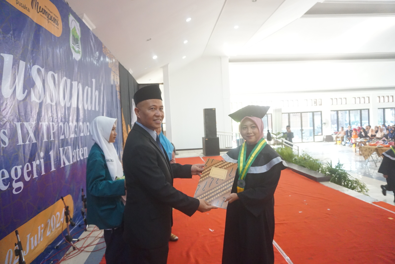 Prosesi akhirussanah siswa MTsN 1 Klaten di Gedung Sunan Pandanaran RSPD Klaten, Selasa (2/7)