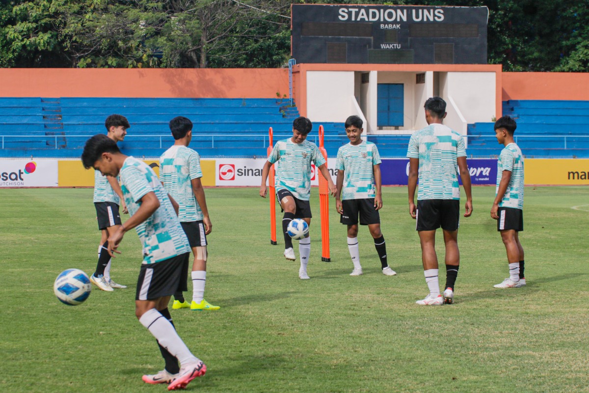 Para pemain Timnas Indonesia U-16 saat latihan di Stadion UNS Solo, Jawa Tengah, Selasa (2/7/2024).