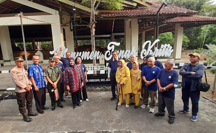 Dirjen PDASRH Kementerian LHK Dyah Murtiningsih (empat dari kiri) meresmikan nama baru Monumen Tanah Kritis (MTK) Jumantono, Selasa (2/7/2024).