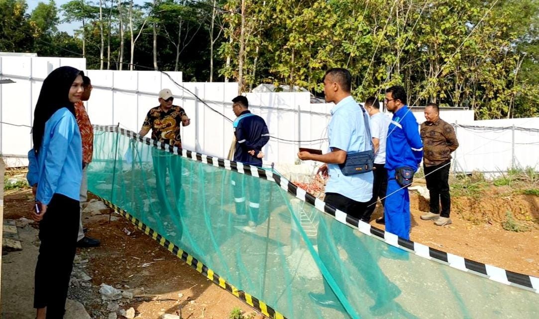 Jajaran direksi PUDAM Tirta Lawu Karanganyar memetakan saluran air ke Paralympic Training Center (PTC) Delingan, Karanganyar. (Rudi Hartono/Radar Solo)