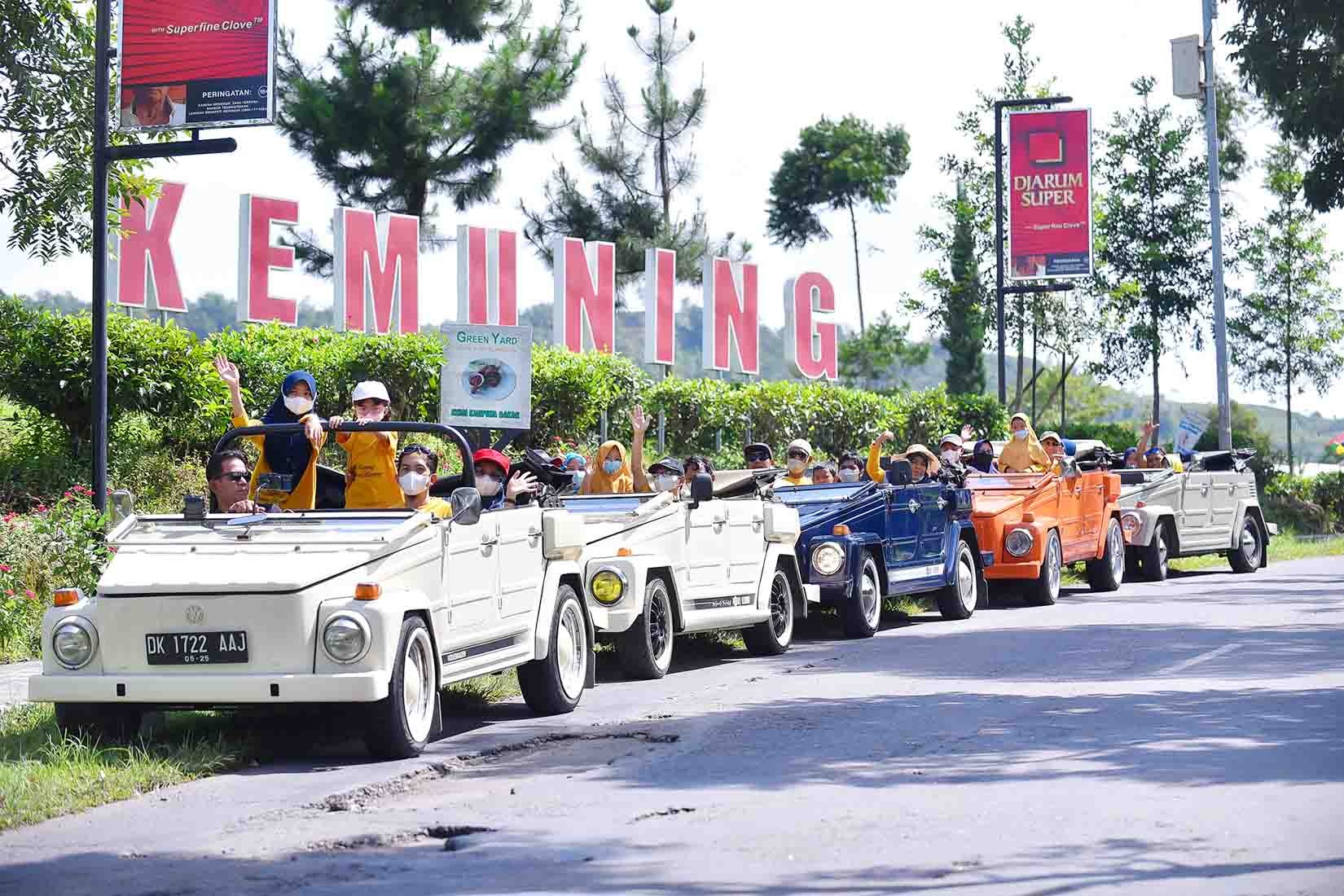 Para wisatawan yang tengah menikmati perjalanan berpetualang di Kebun Teh Kemuning dengan menggunakan mobil klasik VW Safari.