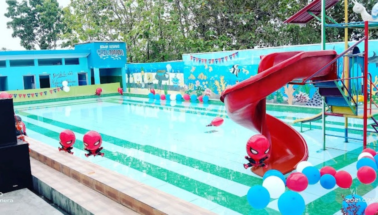Suasana di kolam renang Tirta Rogoza yang ada di Tasikmadu, Kabupaten Karanganyar.