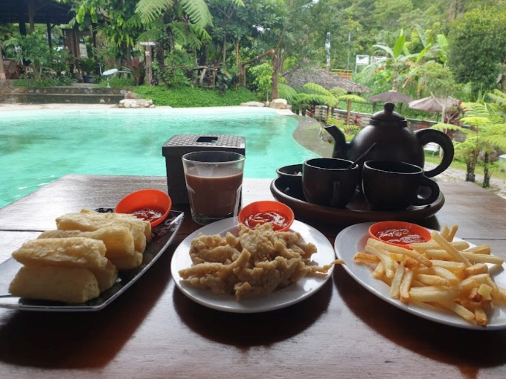 Sajian makanan dan kolam renang di Dandang Gulo Caf&eacute; and Resto