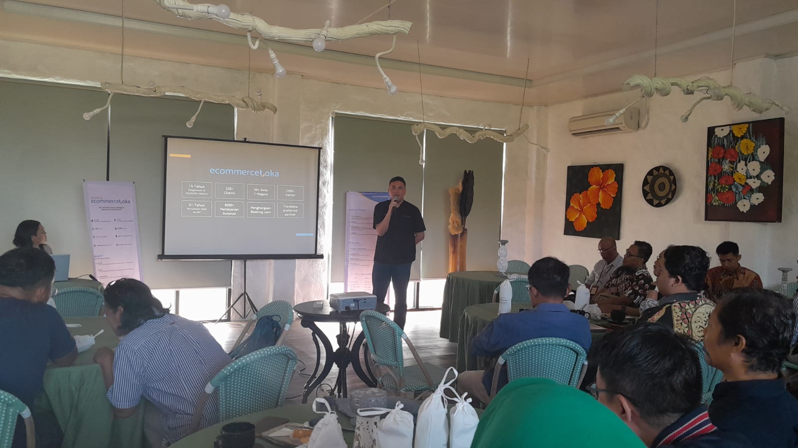 Ecommerceloka gelar diskusi "Strategi Peningkatan Penjualan Online Di Era Digitalisasi" bersama puluhan pengusaha hotel, guest house, home stay, villa, hingga resort di Solo, Rabu (3/7/2024).