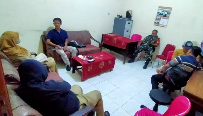 Pasangan selingkuh RP dan IA saat mediasi di Balai Desa Sambiroto, Kecamatan Sooko, Selasa (2/7).