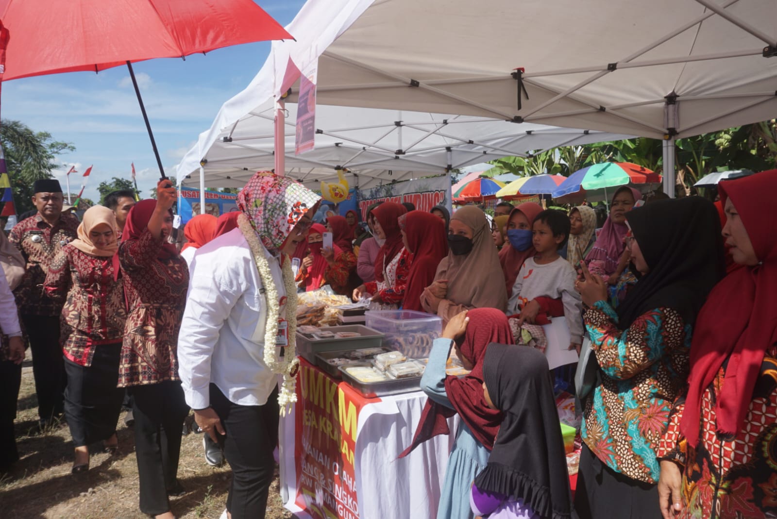 Bupati Klaten Sri Mulyani tinjau stan produk UMKM saat Sambang Warga di Desa Krajan, Kecamatan Kalikotes, Klaten, Rabu (3/7/2024).