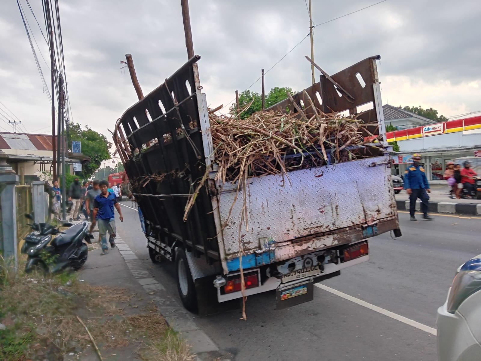 Truk tebu yang terlibat kecelakaan di Jalan Solo-Jogja, Karangwuni, Klaten, Rabu (3/7/2024) sore. (Angga Purenda/Radar Solo)
