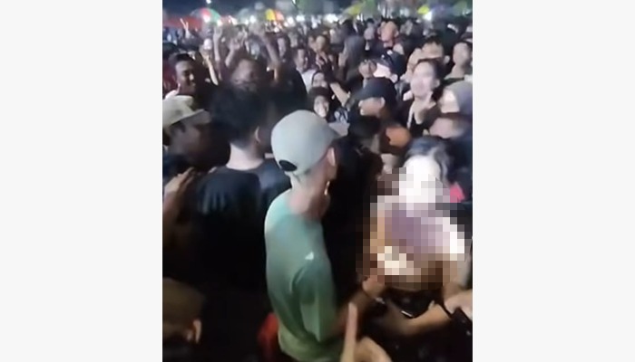Potongan video penonton wanita pamer tubuh bagian atas saat nonton konser dangdut.