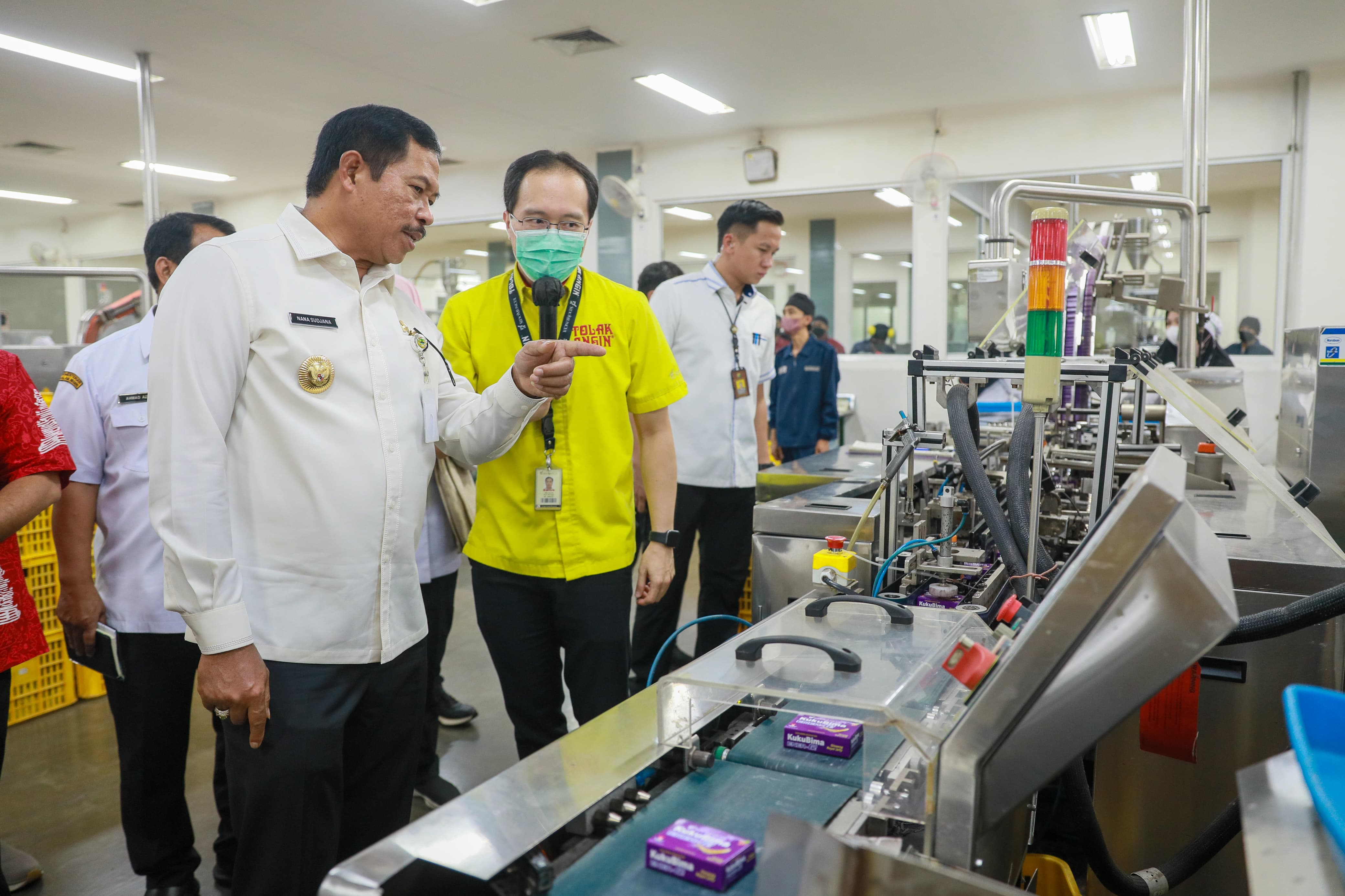 Pj Gubernur Jateng Nana Sudjana kunjungi PT Sido Muncul di Kabupaten Semarang, rabu (3/7/2024).
