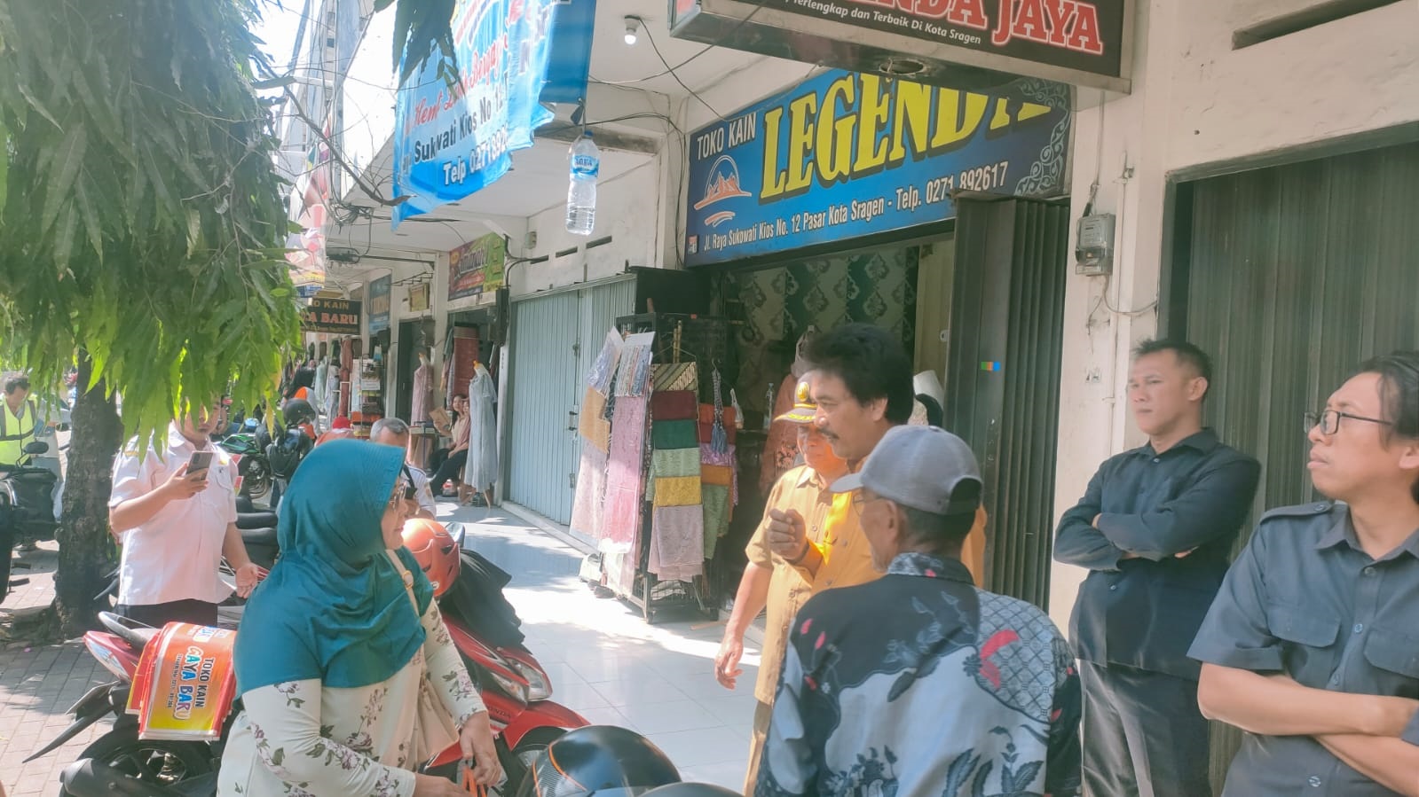 Dialog pedagang Pasar Kota Sragen dengan anggota DPRD Sragen, Kamis (4/7/2024). (Ahmad Khairudin/Radar Solo)