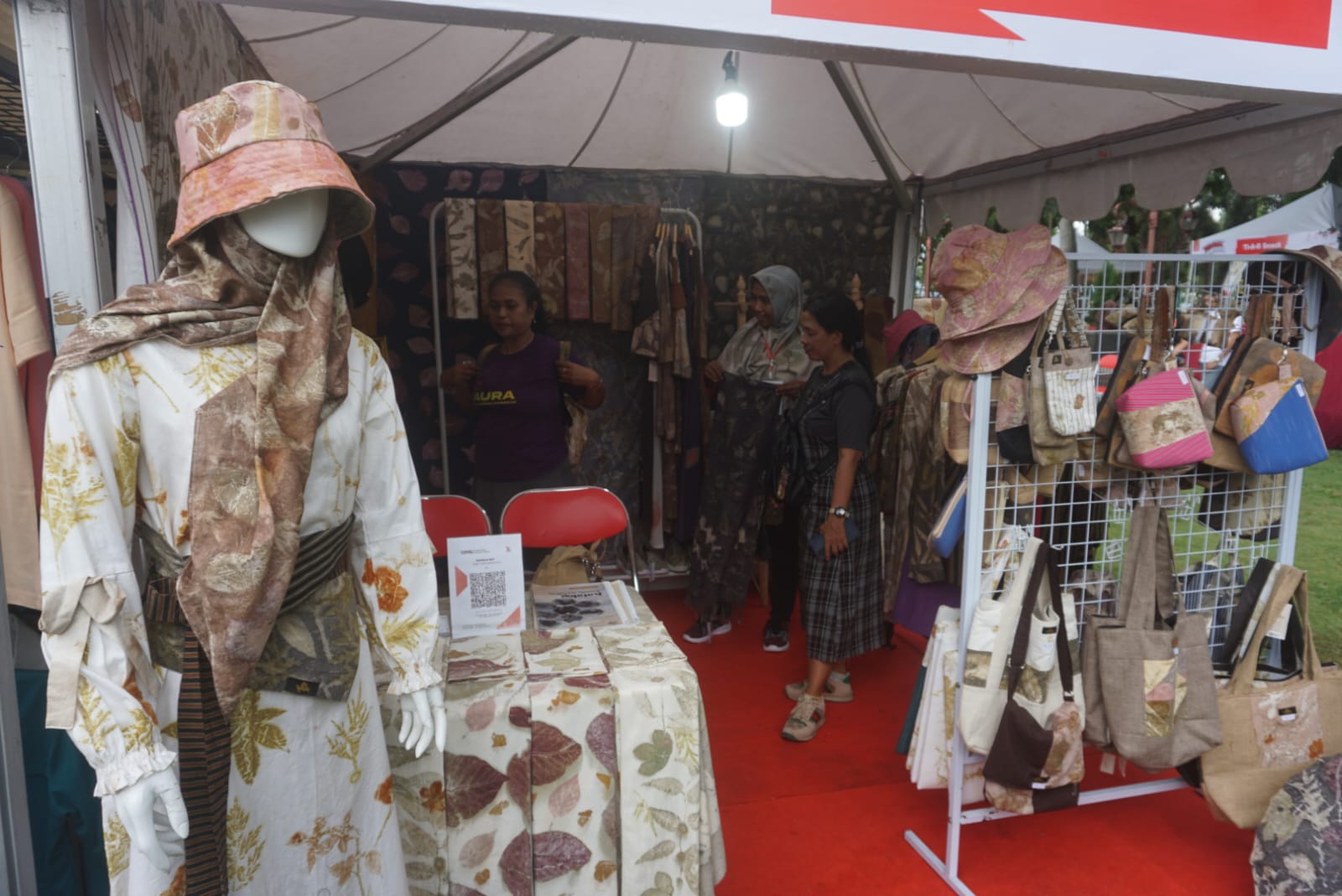 Pameran IKM dalam rangka memperingati Hari Jadi Ke-220 Kabupaten Klaten di Alun-Alun Klaten, Kamis (4/7/2024). (Angga Purenda/Radar Solo)