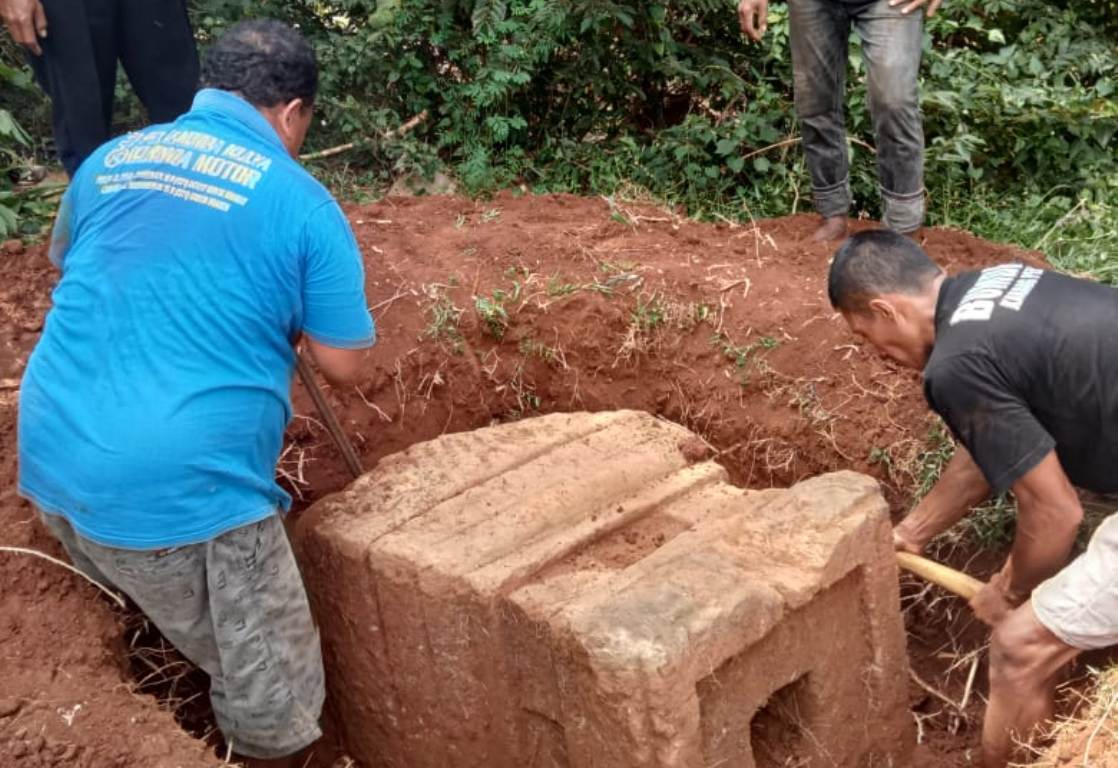 Yoni ditemukan terkubur tanah di kebun warga Dusun Tunggon, Desa Karangpelem, Kedawung, Sragen. (Ahmad Khairudin/Radar Solo)