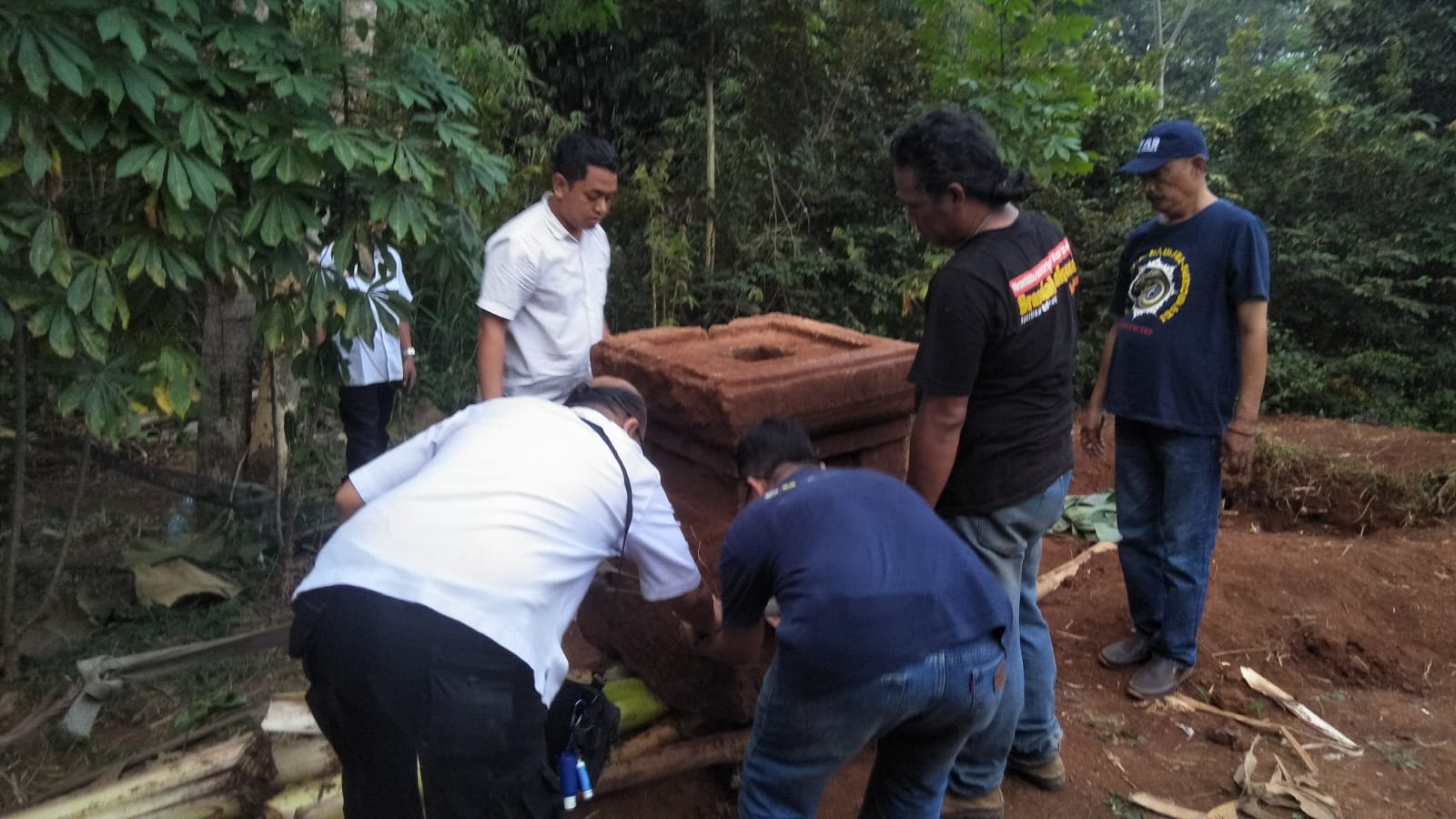 Benda cagar budaya (BCB) Yoni ditemukan di Dusun Tunggon, Desa Karangpele, Kecamatan Kedawung, Sragen. (Ahmad Khairudin/Radar Solo)