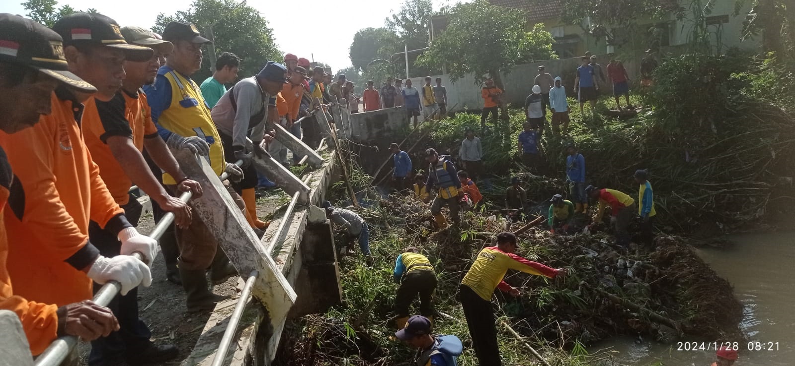 Tim gabungan&nbsp;BPBD, relawan, TNI/Polri, dan warga bersihkan sampah yang tersangkut di cincin jembatan Sungai Jatimalang, Kecamatan Tawangsari, belum lama ini.