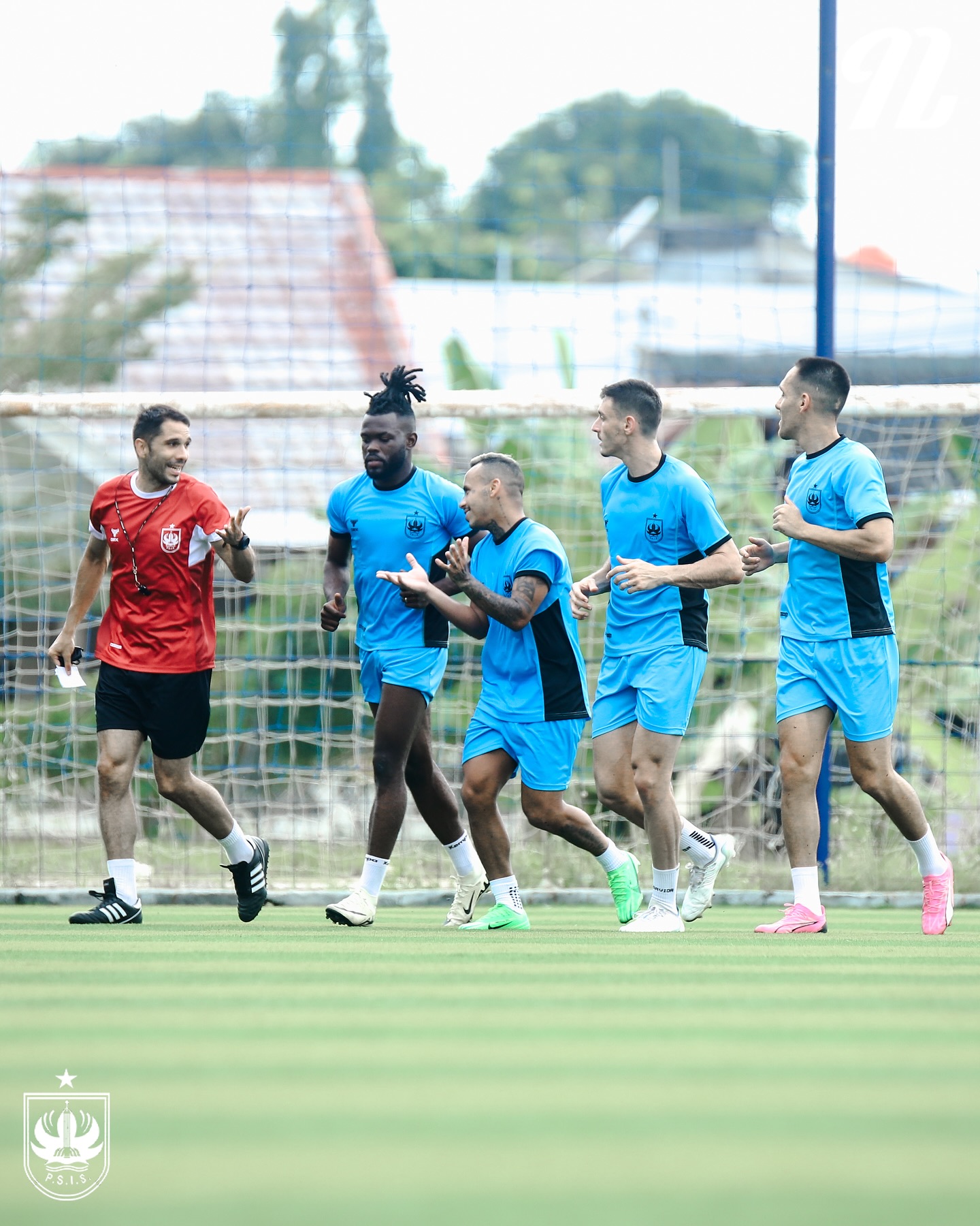 Para pemain PSIS Semarang menjalani latihan di Lapangan Wisesa, Mranggen.