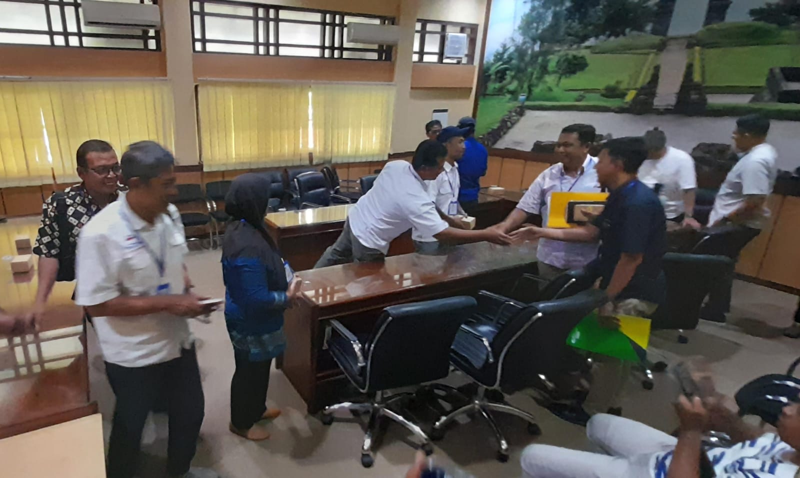 perwakilan serikat pekerja PT Kusuma Group dengan Pemkab Karanganyar, dan pimpinan perusahaan di ruang Garuda kantor Setda Kabupaten Karanganyar, Jumat (5/7/2024).