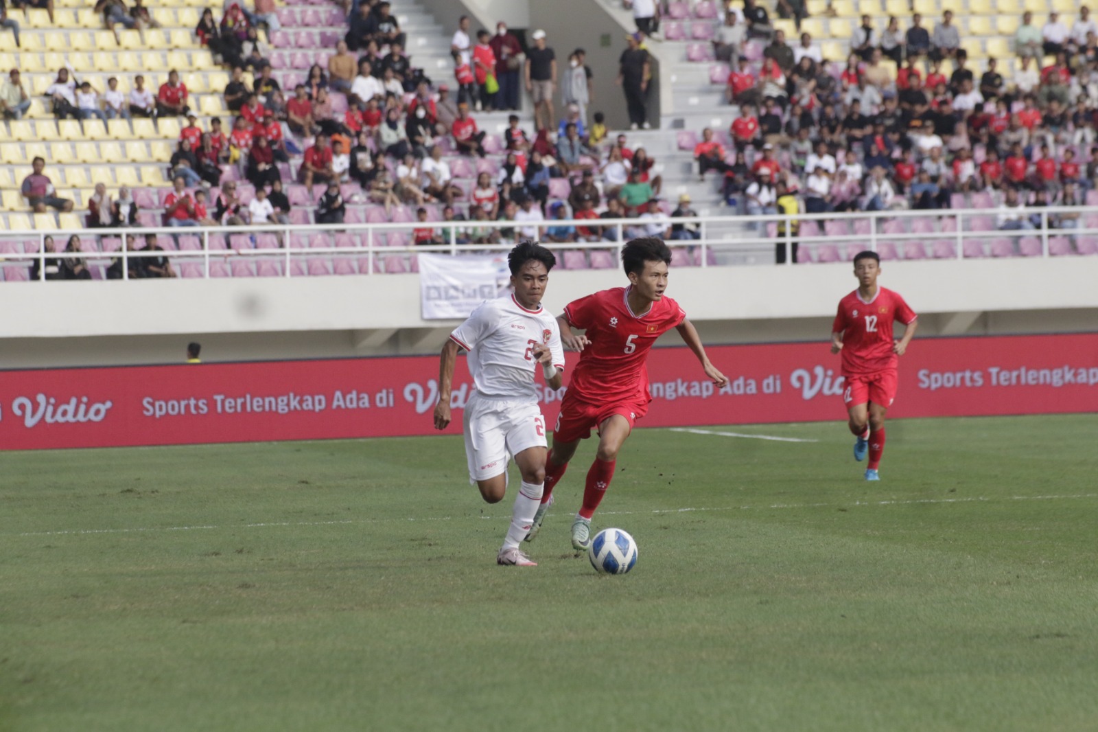 Pemain Timnas Indonesia U-16 Dafa Zaidan saat melawan Vietnam di Piala AFF U-16 di Stasion Manahan, 3 Juki 2024.