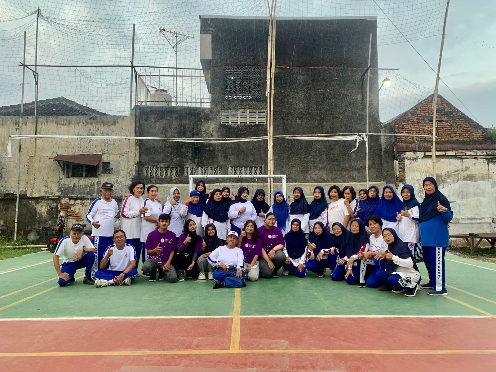 Mahasiswa D3 Teknologi Kesehatan Medis STIKES Nasional Surakarta bersama para lanjut usia di sela kegiatan proyek kemanusiaan di Kampung Baluwarti, Kecamatan Pasar Kliwon, Kota Solo.