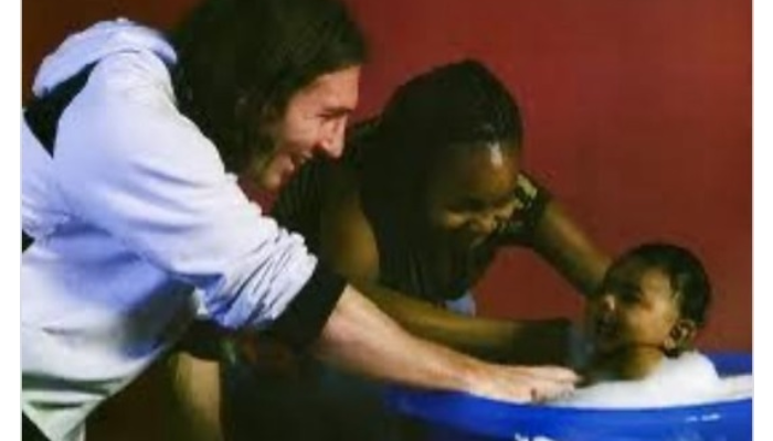 Behin the scne saat Lionel Messi memandikan Lamine Yamal dalam sebuah pemotretan pada 2007 silam.
