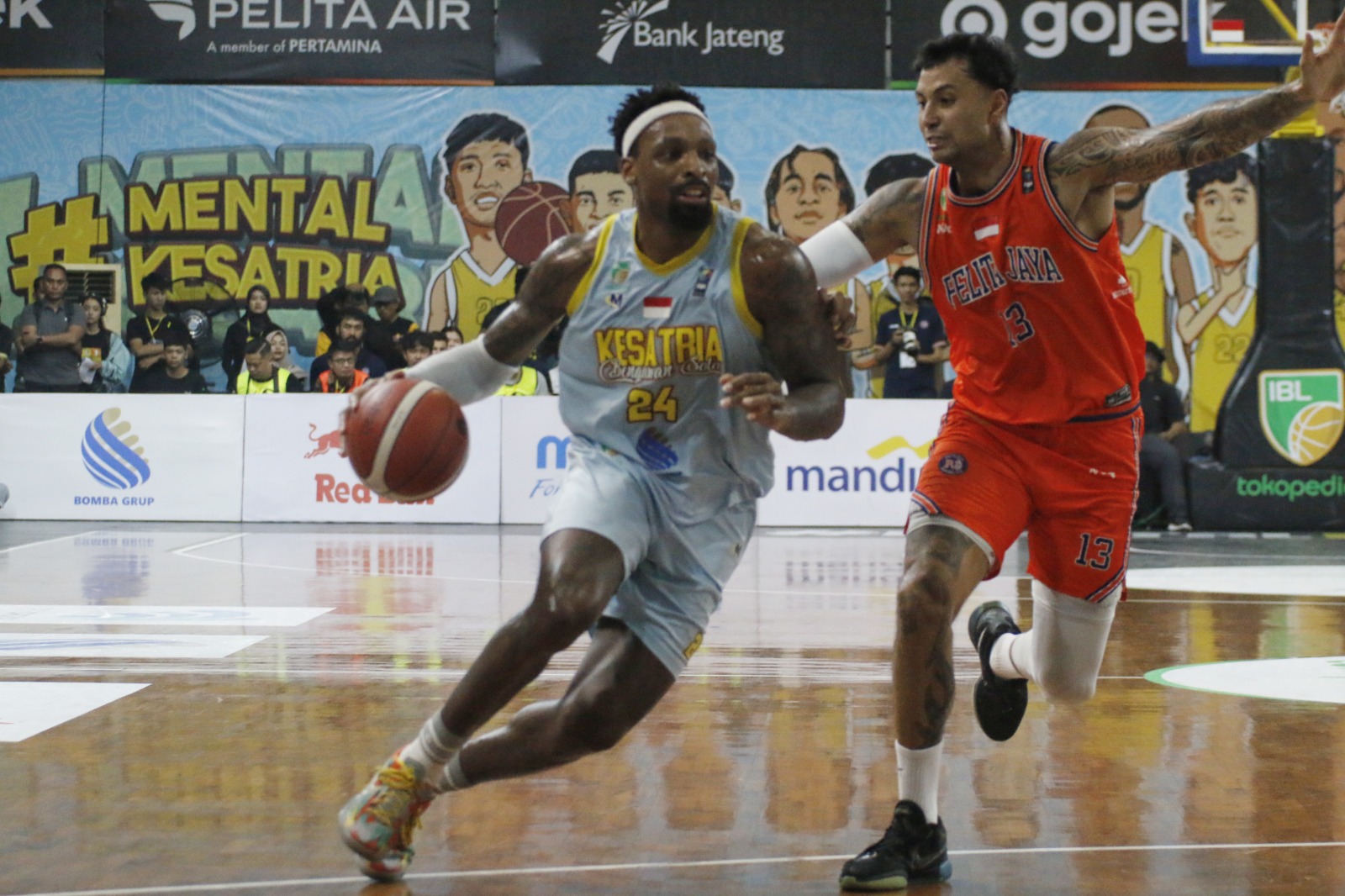 Bintang Kesatria Bengawan Solo Kentrell Barkley (kiri) saat melawan Pelita Jaya Jakarta di Sritex Arena, Jumat (5/7) malam.  &nbsp;