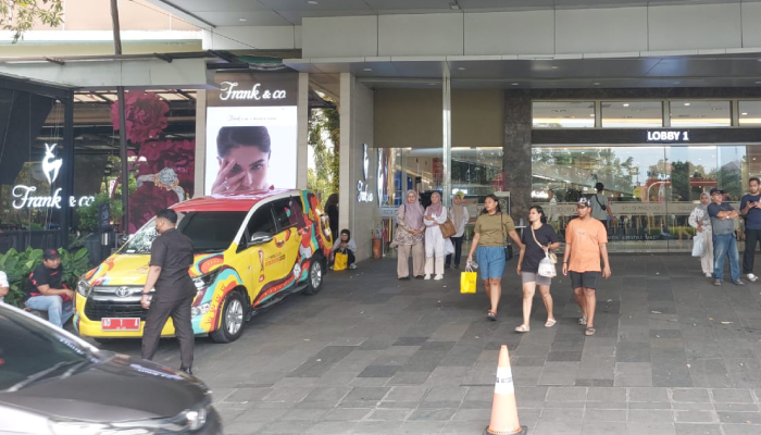Mobil dinas Wali Kota Solo Gibran Rakabuming Raka diparkir di depan lobi Solo Paragon Lifestyle Mall, Sabtu (6/7).
