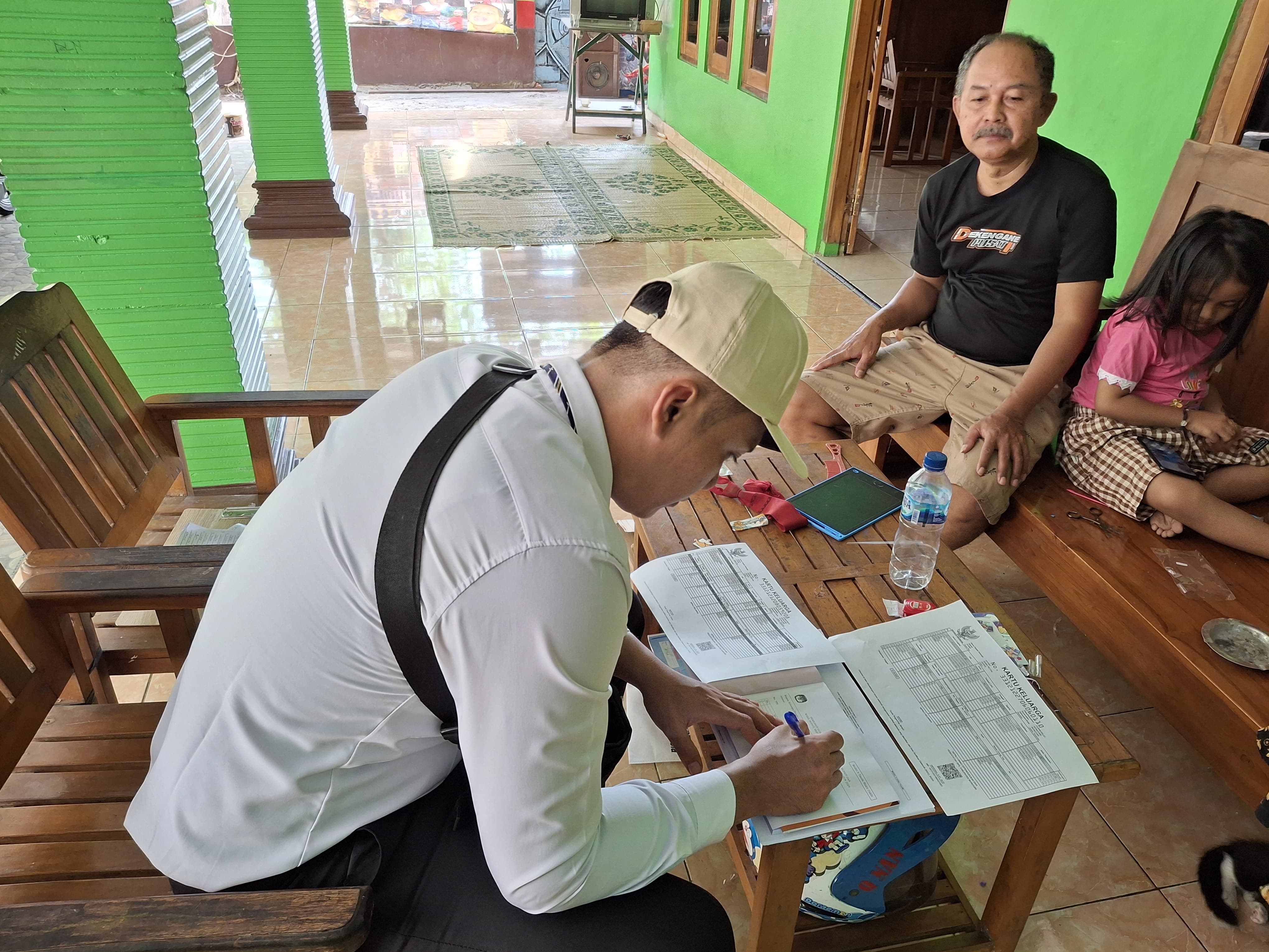 Petugas Pantarlih melakukan coklit di wilayah Kecamatan Wonogiri Kota baru-baru ini.