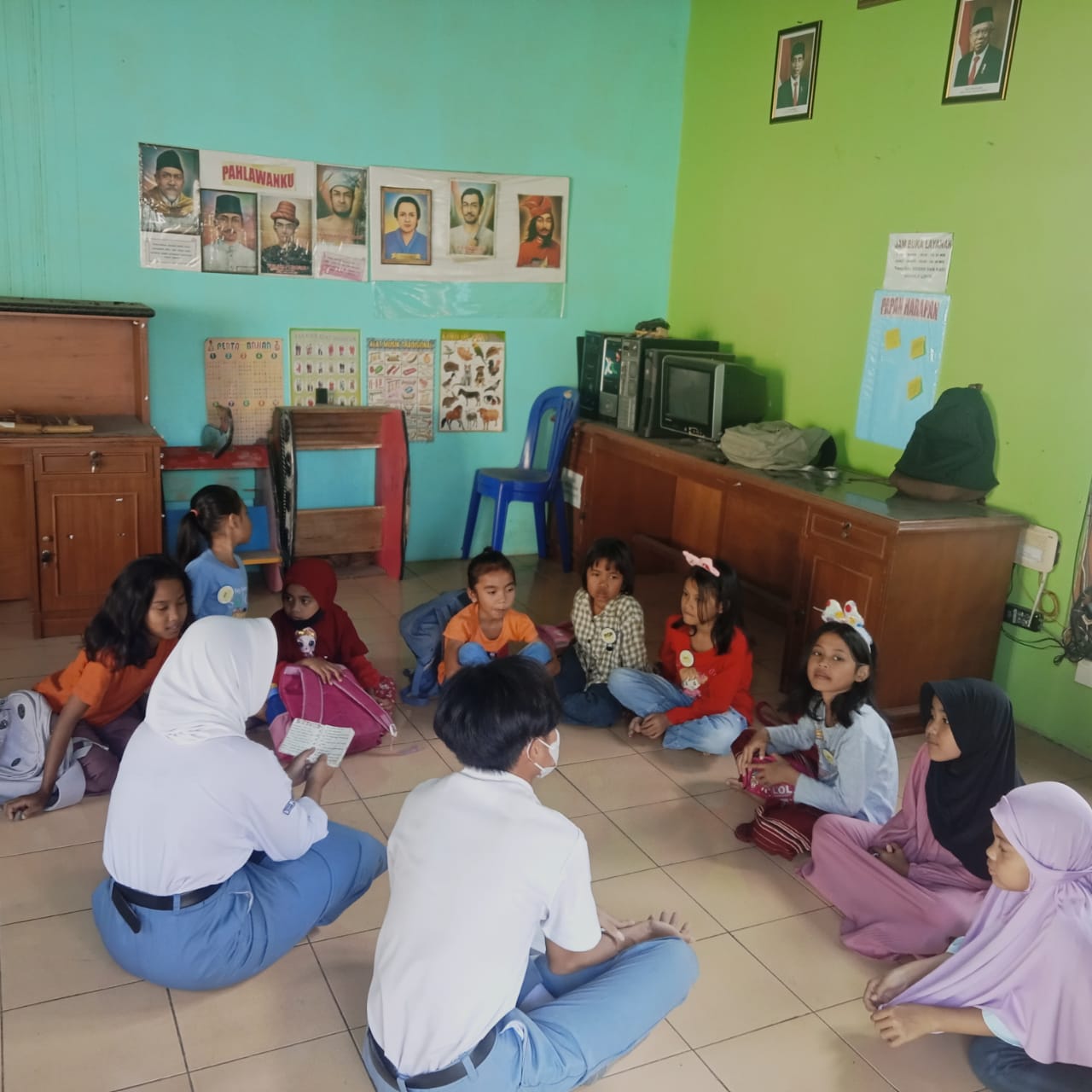 Selain dibimbing dalam pelajaran sekolah, anak-anak juga diajak bermain bersama agar tak bosan. (M Ihsan/Radar Solo)  &nbsp;  &nbsp;