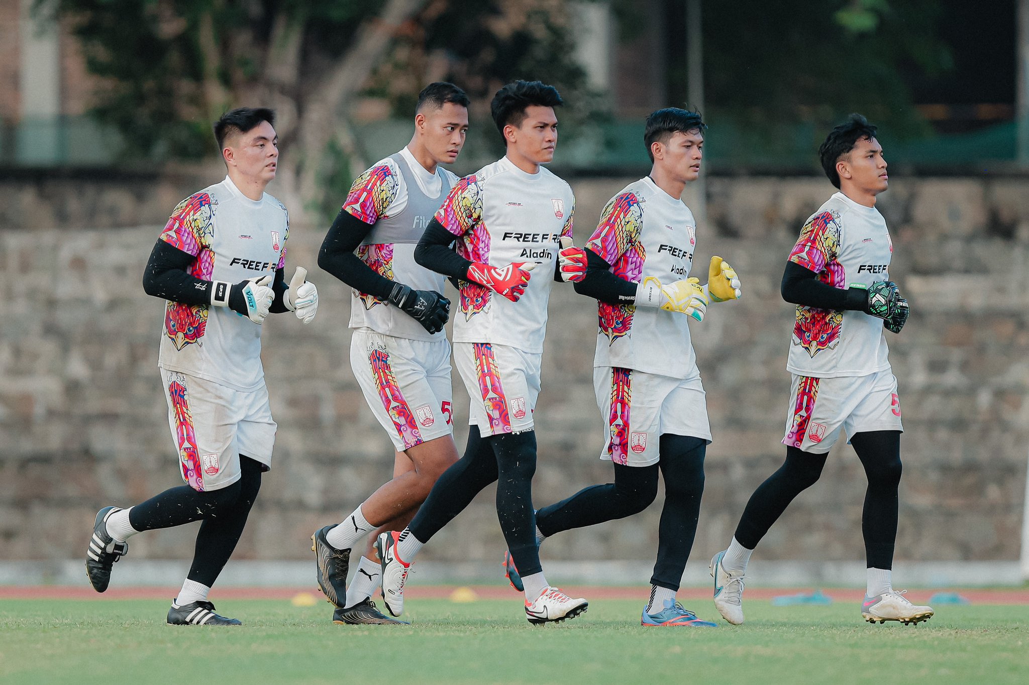 Lima kiper Persis Solo dari kiri ke kanan, yakni Gianluca Pandeynuwu, Erlangga Setyo, gede Aditya, M Riyandi, dan pancar Nur berlatih dengan tim di Stadion Sriwedari, belum lama ini.