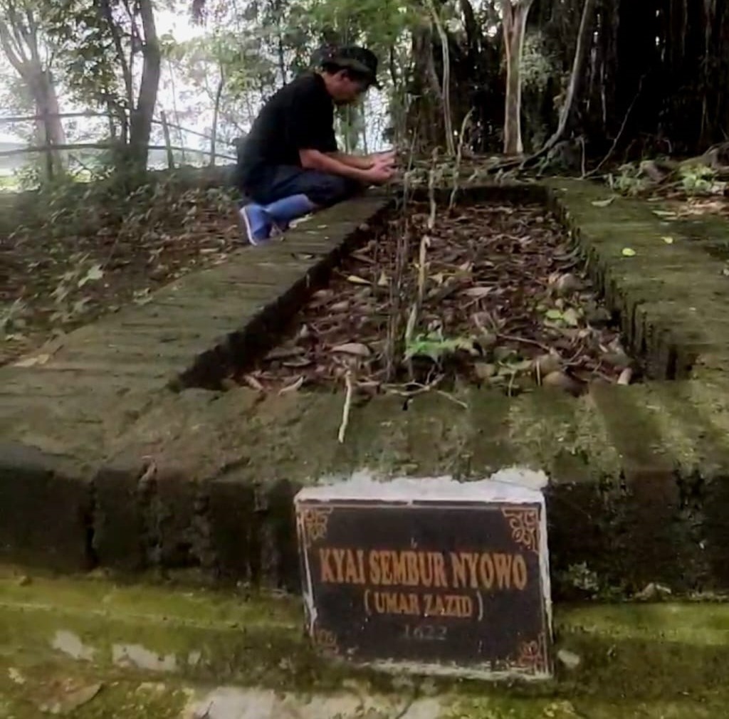 TUMPUKAN BATA: Makam kuno Syekh Sembur Nyowo di tengah Waduk Cengklik, Desa Sobokerto, Kecamatan Ngemplak, Kabupaten Boyolali.
