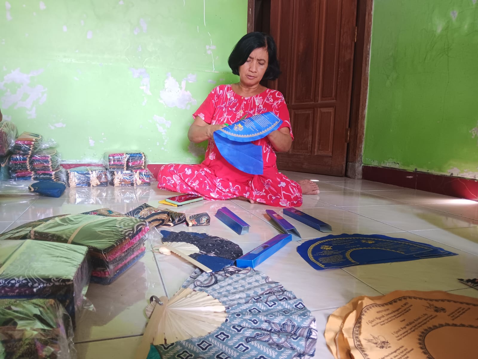 Perajin kipas dan dompet asal Kecamatan Polanharjo, Klaten kebanjiran pesanan. (Angga Purenda/Radar Solo)