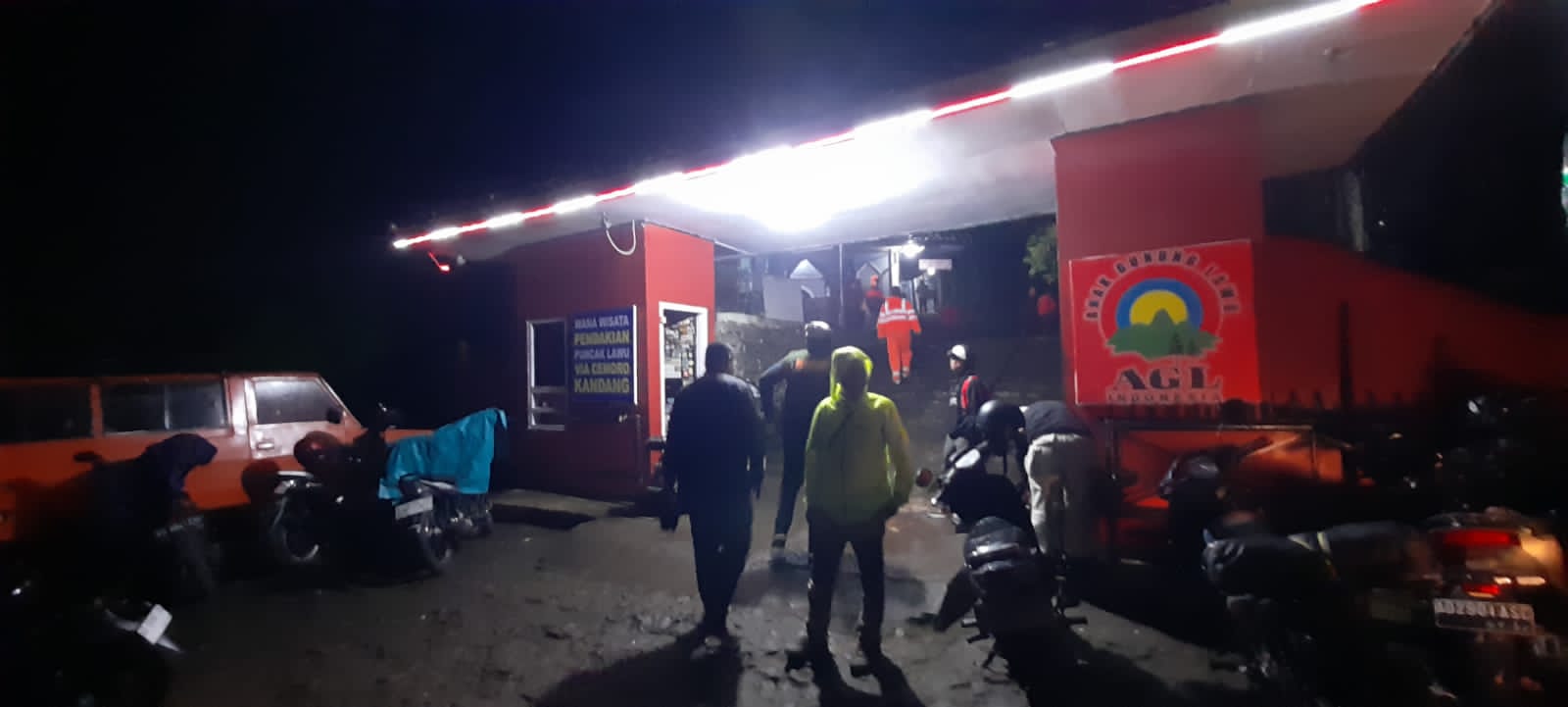 Pendaki Gunung Lawu lewat Cemoro Kandang, Tawangmangu, Karanganyar naik saat malam satu Suro, Sabtu (6/7/2024). (Rudi Hartono/Radar Solo)
