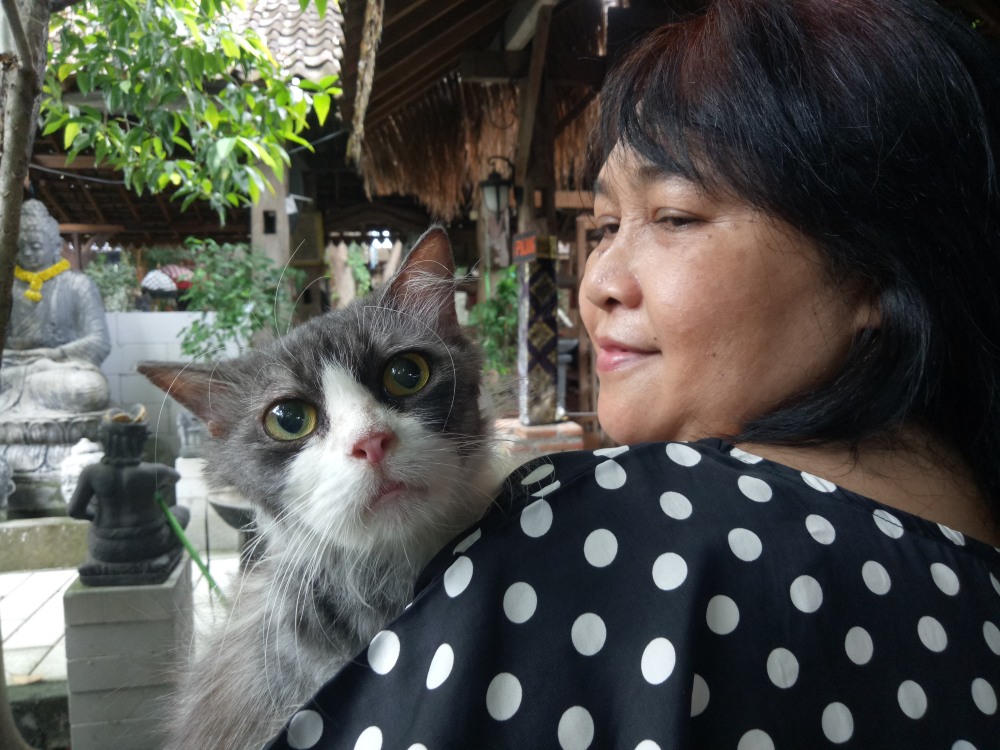 Lusi Qoriah bersama kucing peliharaannya yang dia beri nama Cantik.