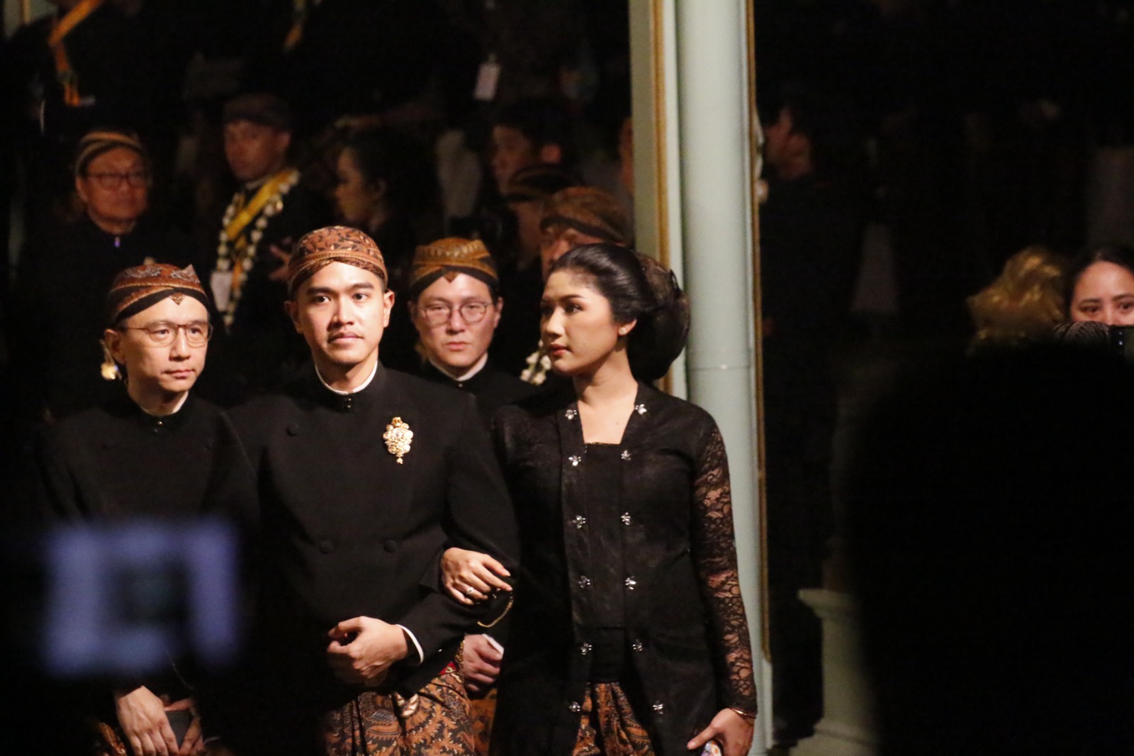 Putra Presiden Jokowi, Kaesang Pangarep bersama istri hadiri kirab malam 1 Sura Pura Mengkunegaran, Minggu (7/7/2024). (M Ihsan)