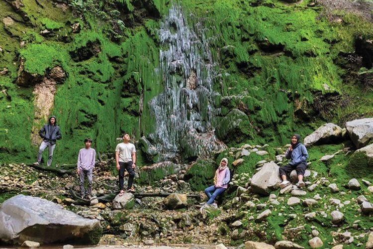 JANGAN DIRUSAK: Keindahan air terjun Studio Alam di jalur pendakian Gunung Lawu via Cemoro Kandang, Tawangmangu.