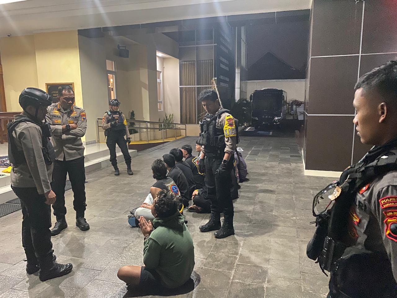 Anggota salah satu perguruan silat diamankan di Mapolresta Solo, Senin dini hari (8/7/2024) . (Humas Polresta Solo)