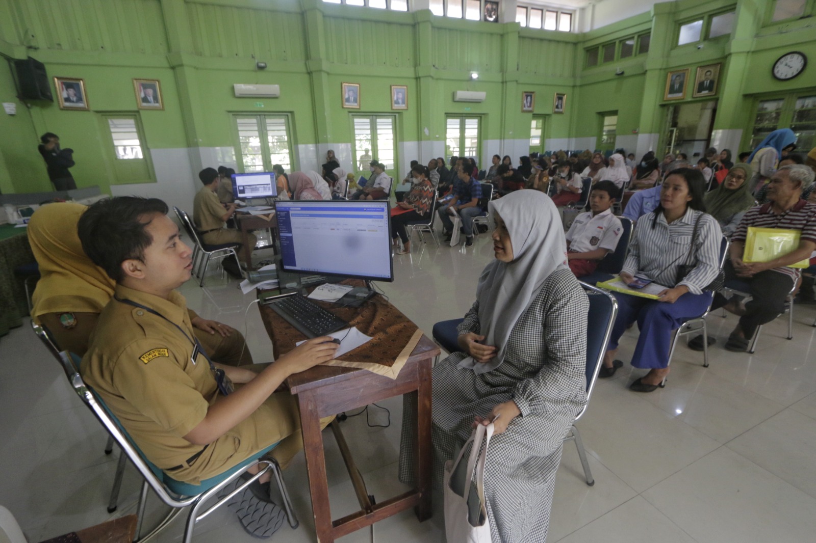 Hari pertama PPDB online di SMPN 1 Solo, Senin (8/7/2024). (M Ihsan/Radar Solo)