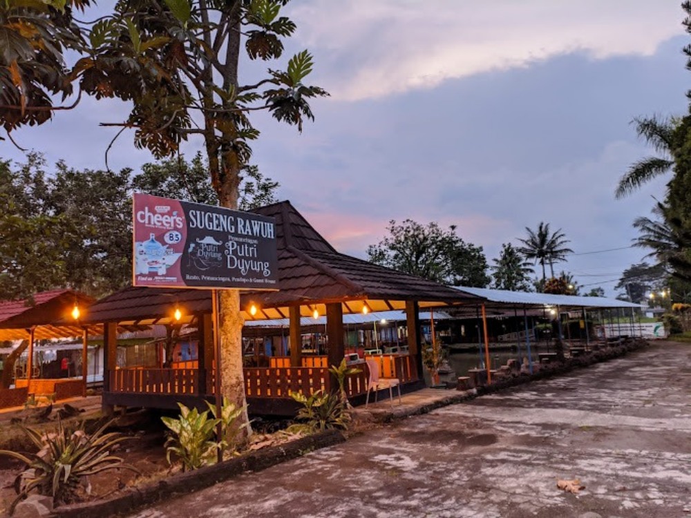 Suasana di Rumah Makan dan Pemancingan Putri Duyung di Karanganyar.