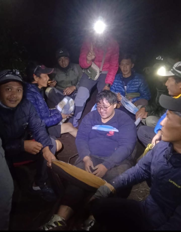 Personel gabungan mengevakuasi Rizky Pratama warga Jakarta yang mengalami kaki terkilir saat mendaki Gunung Merbabu, Sabtu (6/7/2024) malam.