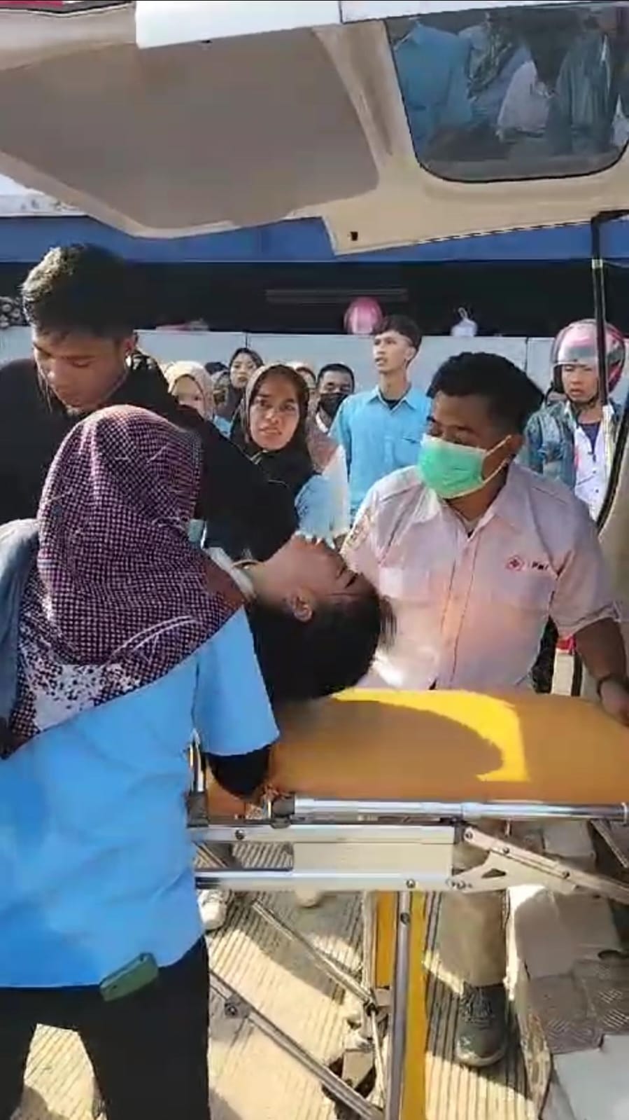 Karyawai PT Hansoll Indo Java di Kecamatan Teras, Boyolali mendapat pertolongan medis karena mengalami sesak napas akibat kebakaran, Senin (8/7/2024).