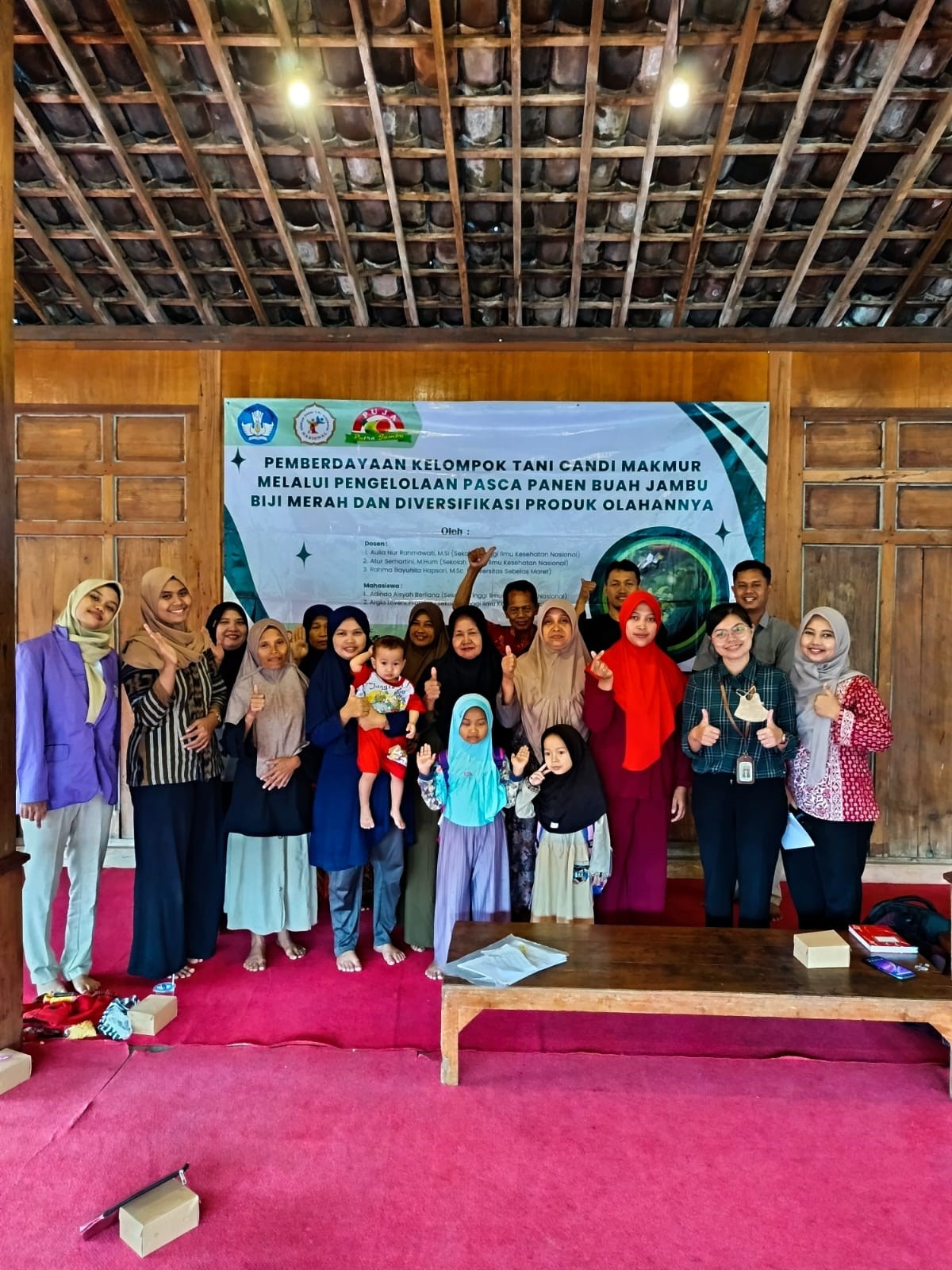 Dosen Prodi D III Farmasi STIKES Nasional dan Prodi  DIII Teknologi Hasil Pertanian UNS beri pelatihan petani jambu biji merah di Ngargoyoso, Karanganyar, Kamis (4/7/2024).